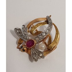 Broche rubis, diamant et or...